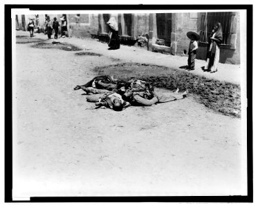 Bodies of dead men piled on a Mexican street LCCN2006677522