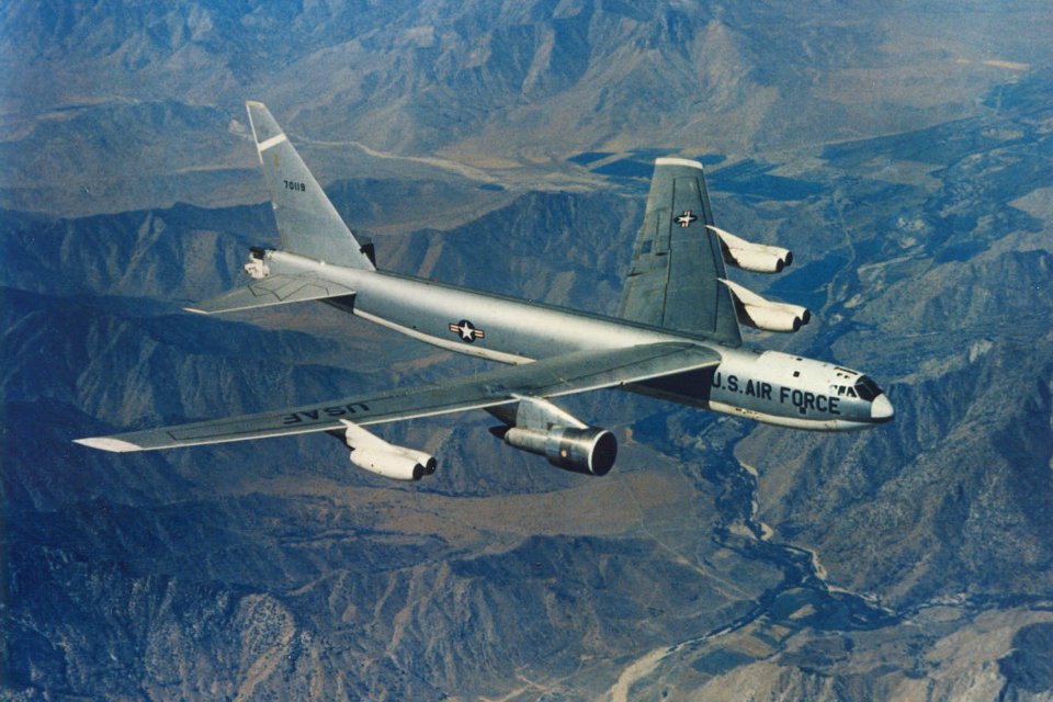 Boeing JB-52E (SN 57-0119) in flight 061127-F-1234S-026