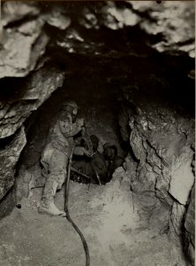 Bohrmaschine in einer Kaverne am VRSIC. Aufgenommen am 29. Juli 1916. (BildID 15478780)