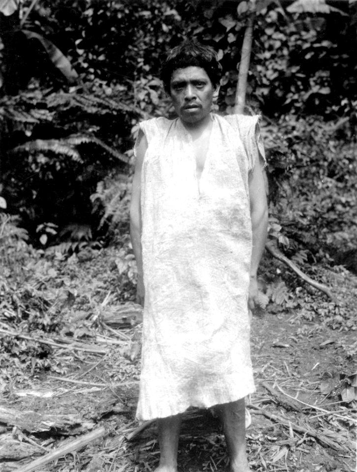 Bogotáindianen Andronico iklädd skjorta av berktyg. Veraguas. Panama - SMVK - 004272