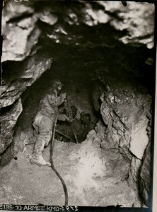 Bohrmaschine in einer Kaverne am Vrsic. (BildID 15737073)