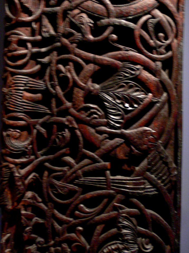 BoisSculptéCeltePortailPinDetail