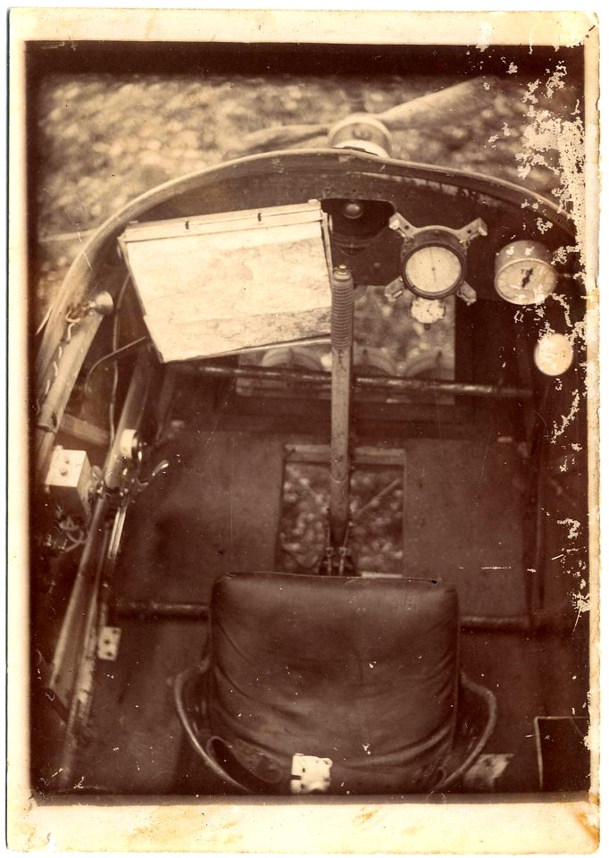 Carlingue. Voisin de bombardement. Boussole, compte tour du moteur, altimètre - Fonds Berthelé - 49Fi1762
