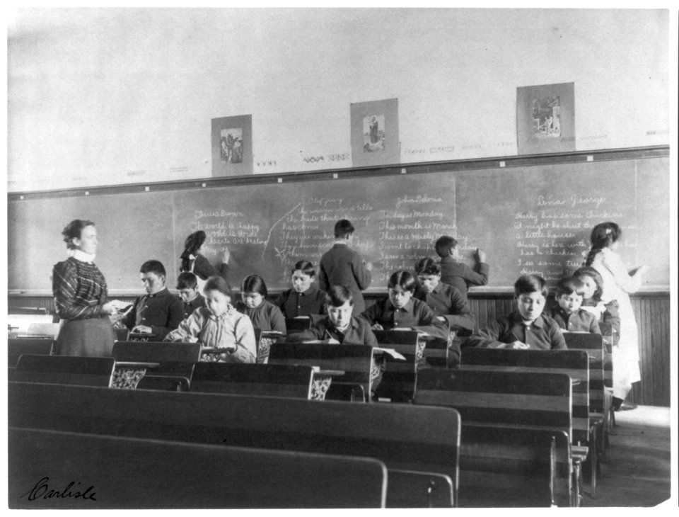 Carlisle Indian School, Carlisle, Pa. Class in English or penmanship LCCN2004676453