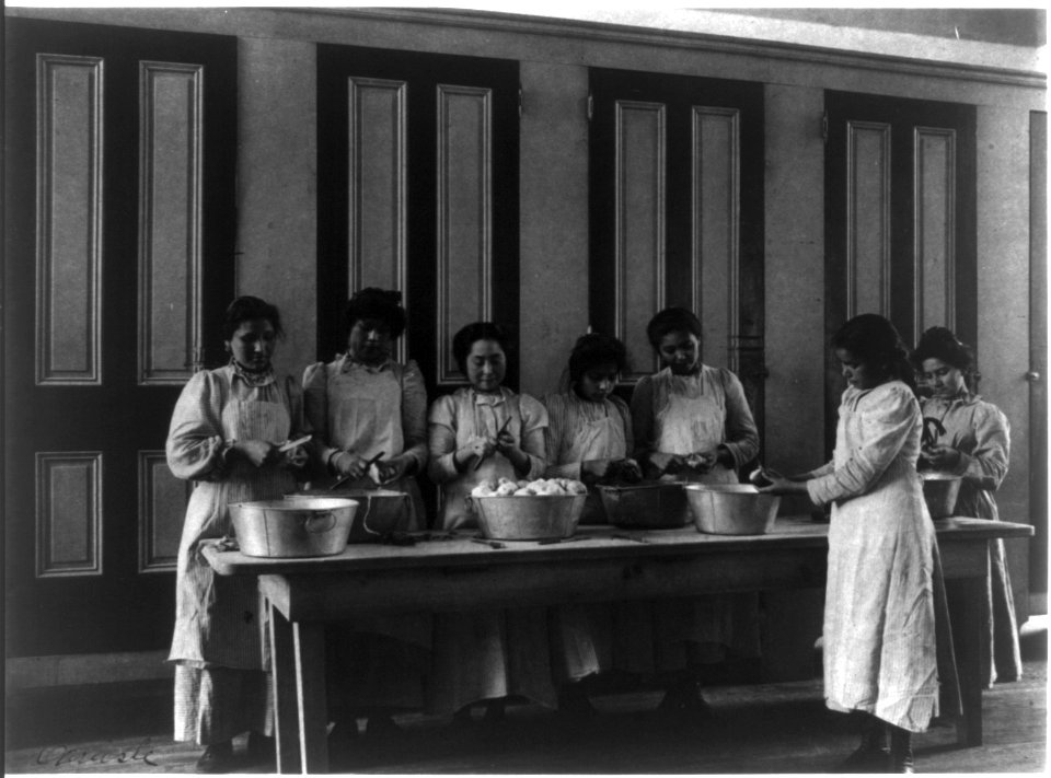 Carlisle Indian School, Carlisle, Pa. Cooking class LCCN2008675517