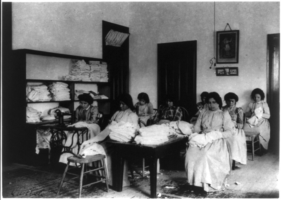 Carlisle Indian School, Carlisle, Pa. Clothes mending class LCCN2008675523
