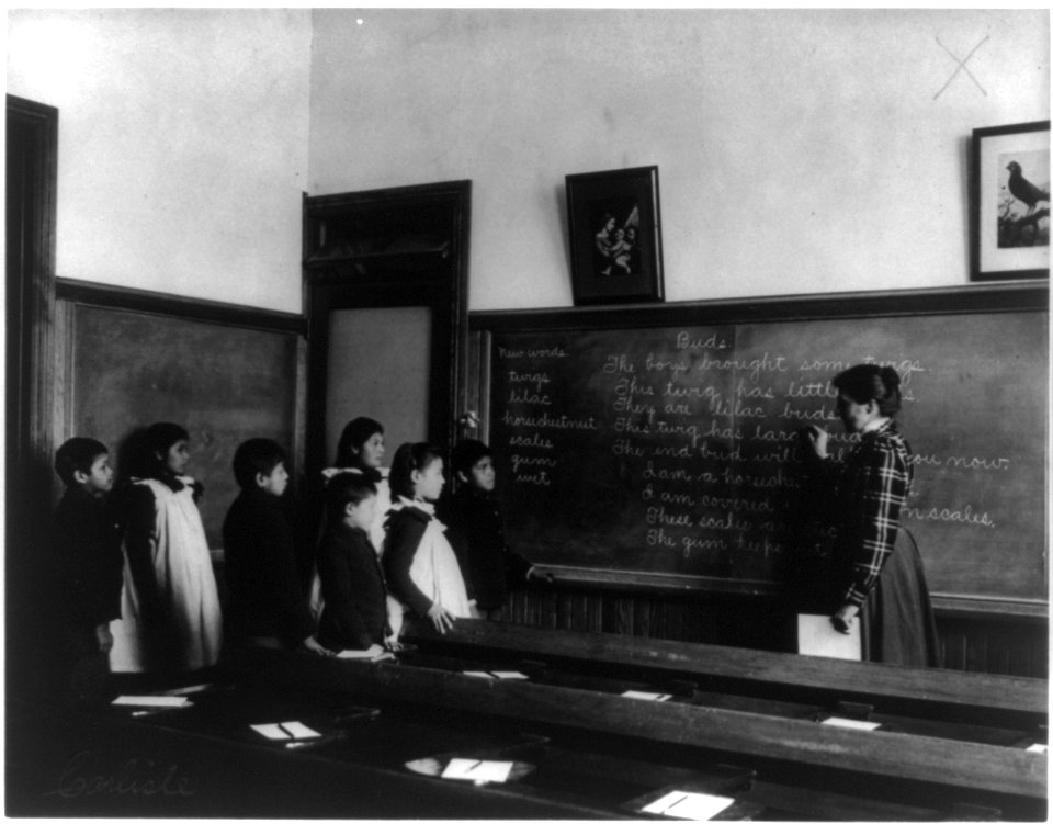 Carlisle Indian School, Carlisle, Pa. Classroom scene LCCN2008675516