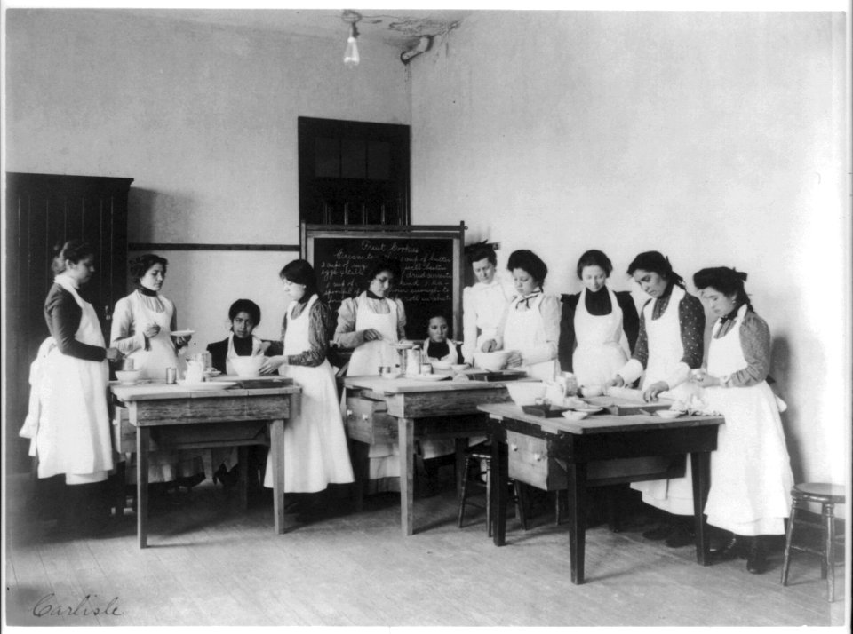Carlisle Indian School, Carlisle, Pa., cooking class LCCN2016649421