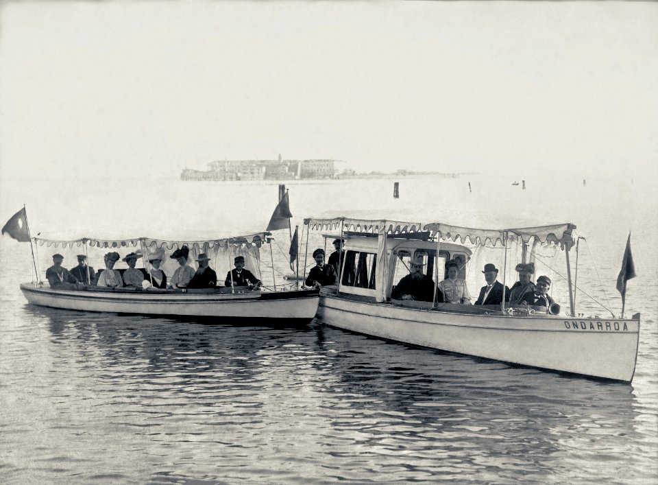 Carlos de Borbón y Tirso de Olazábal con sus familias, en Venecia (1904)