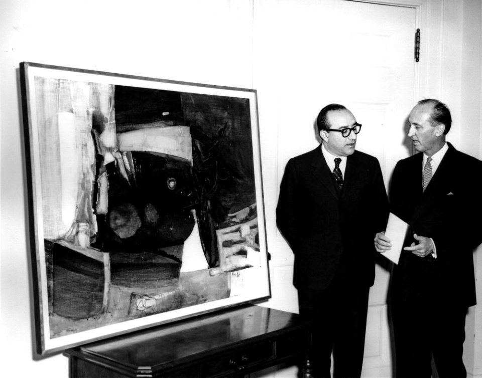 Carlos Manuel Muñiz presented gift to Jackie Kennedy