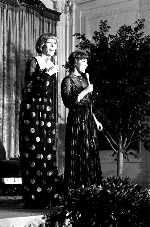 Carol Burnett and Helen Reddy singing at DC 27 Jan 1976