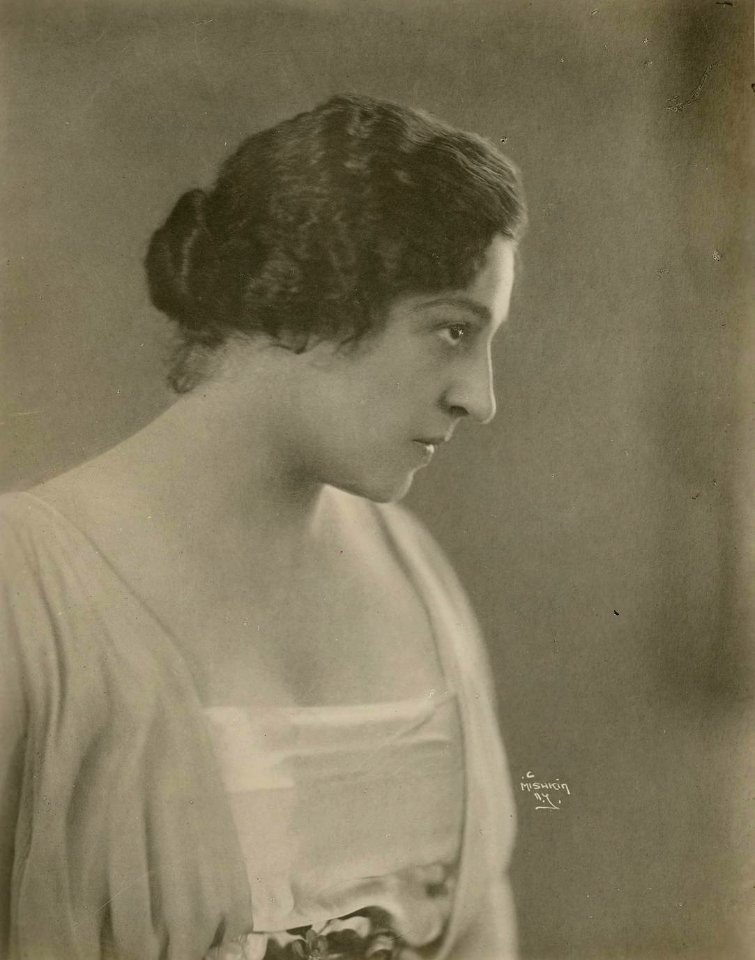 Carolina Lazzari, concert singer (SAYRE 5229)