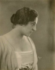 Carolina Lazzari, concert singer (SAYRE 5229)
