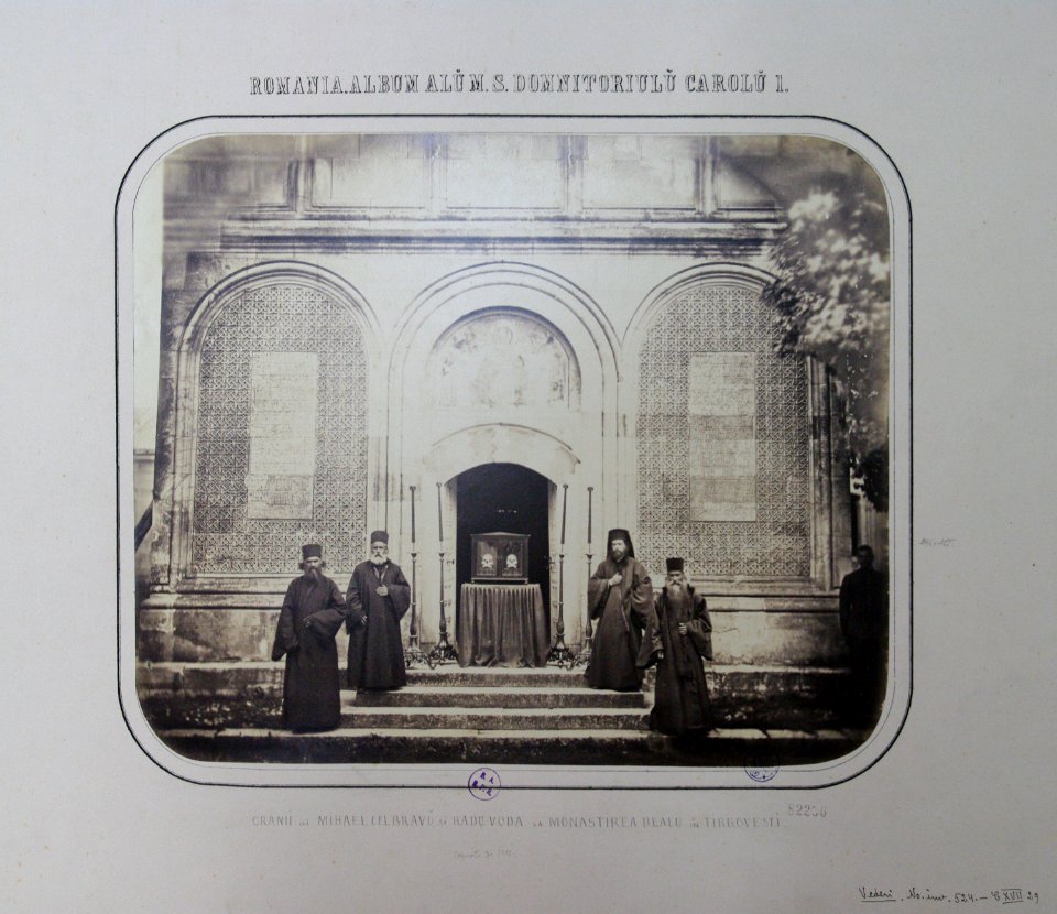 Carol Popp de Szathmari - Craniile lui Mihael Cel Brav şi Radu Voda la Monastirea Dealu in Tirgovesti