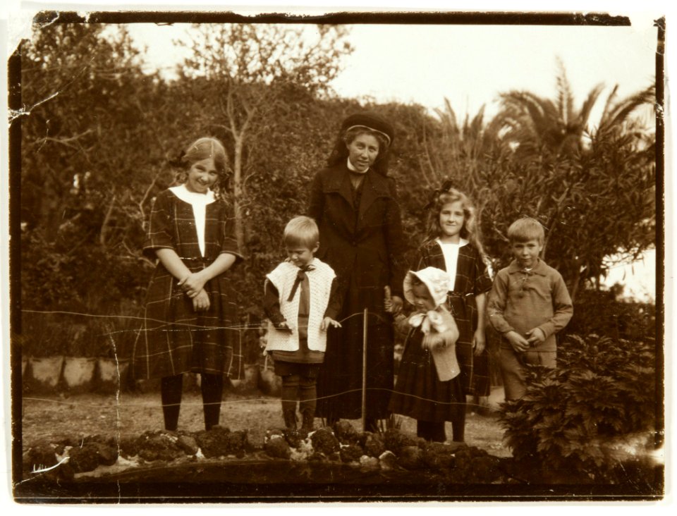 Carola Wachtmeister f. von Eckermann med barnen Ulla, Agneta, Hans, Claës och Regina Wachtmeister - Hallwylska museet - 106434
