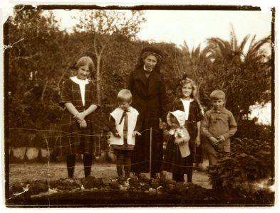 Carola Wachtmeister f. von Eckermann med barnen Ulla, Agneta, Hans, Claës och Regina Wachtmeister - Hallwylska museet - 106434 photo