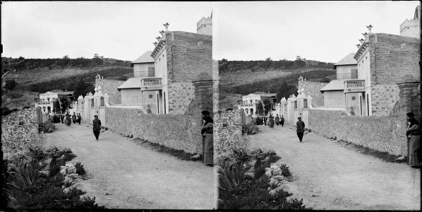 Carrer amb gent i cases al barri del Coll de Barcelona