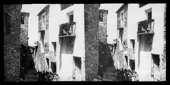Carrer amb nens i una dona a Alsamora