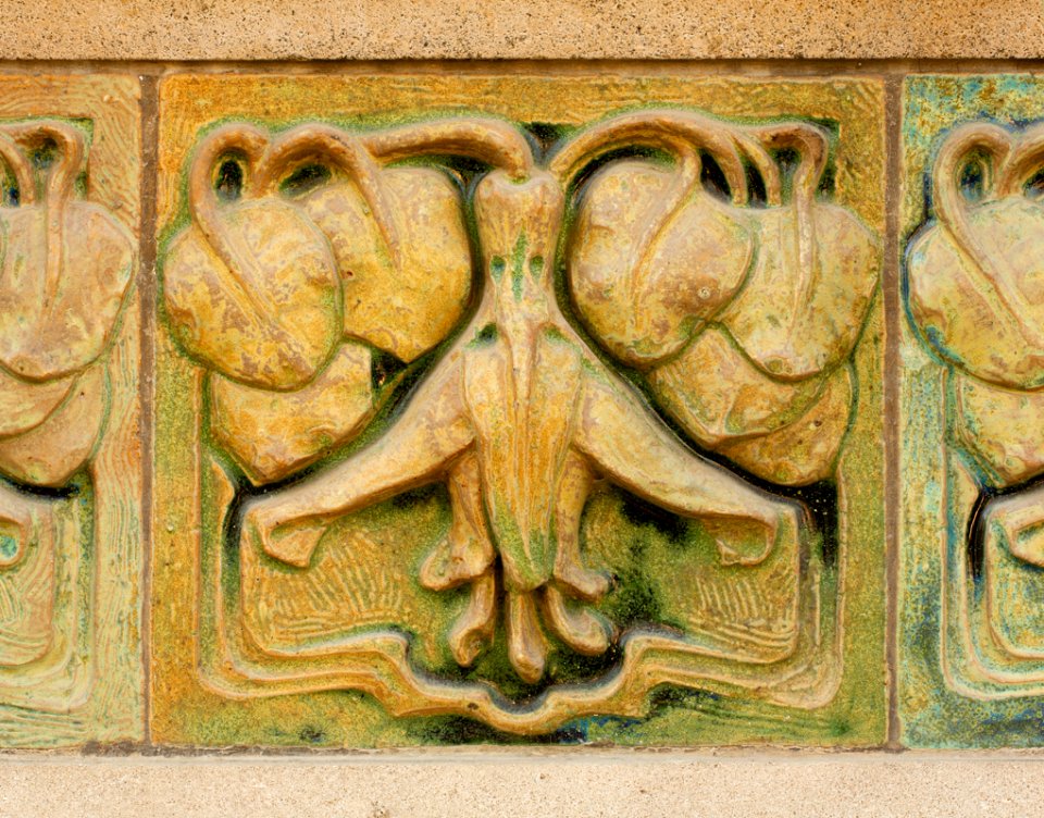 Carreau à décor de fuchsia de la façade est de la Villa Majorelle