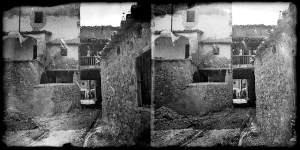 Carrer d'entrada a la plaça de Gombrèn