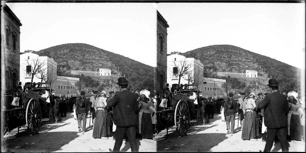 Carrer amb gent i carros