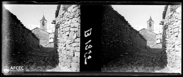 Carrer d'Estana amb l'església al fons