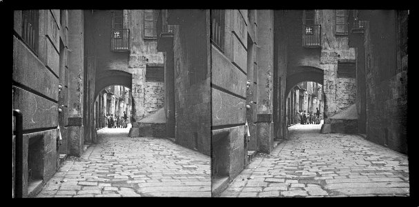 Carrer amb nens al fons