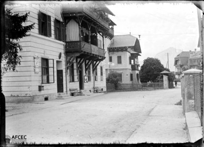 Carrer d'Igls amb l'ajuntament i altres cases