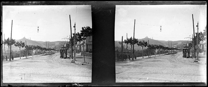 Carrer amb un tramvia i el Tibidabo al fons