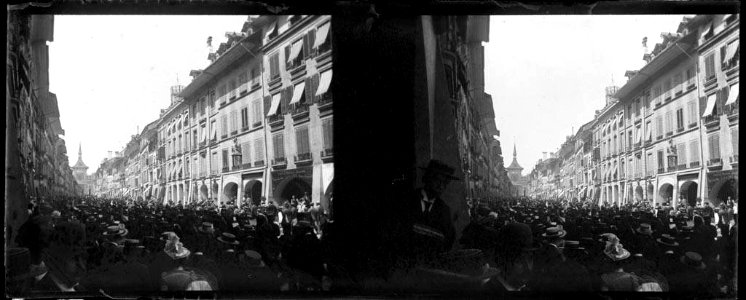Carrer de Berna ple de gent amb la Torre del Rellotge al fons