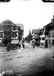 Carrer de Frutigen amb un hotel i algunes persones