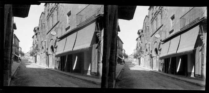 Carrer amb botigues de Tàrrega