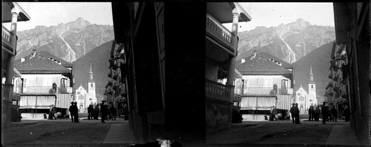 Carrer de Chamonix amb gent i una església al fons