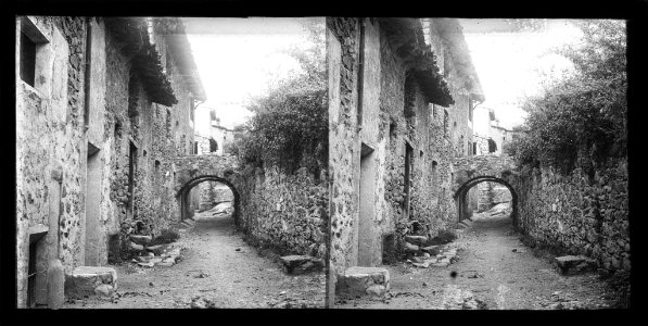Carrer amb dos arcs a Camprodon