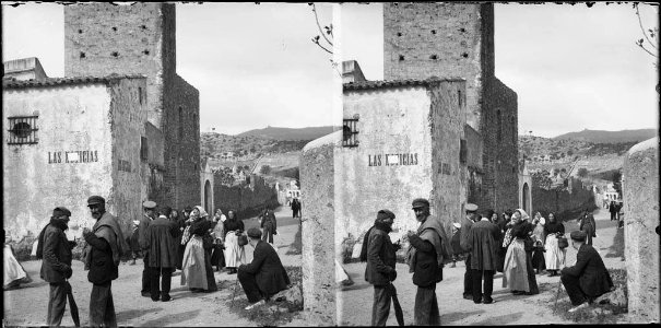 Carrer amb gent i façana de l'església de la Mare de Déu del Coll