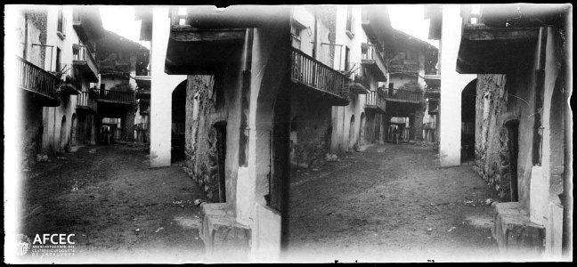 Carrer d'Organyà amb cases porxades i al fons una persona