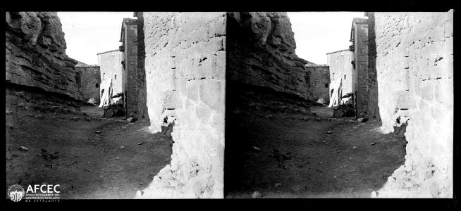 Carrer d'Ardèvol amb roques a una banda i cases a l'altra