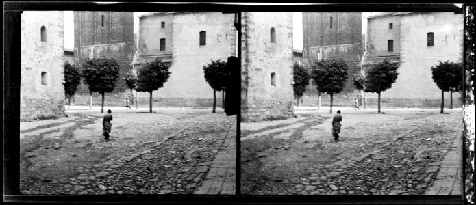 Carrer d'un poble amb l'església al fons