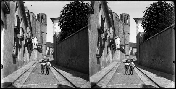 Carrer de Barcelona amb dos nens i al fons el monestir de Pedralbes