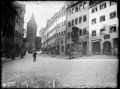 Carrer de Nuremberg amb una torre de l'antiga muralla al fons