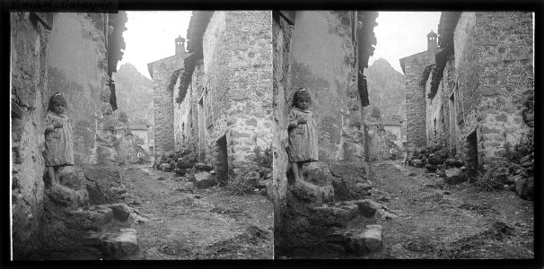 Carrer de Castell de Vernet amb una nena