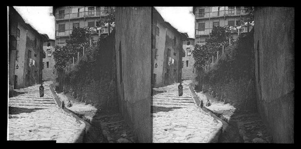 Carrer de Berga amb dos nens i una dona