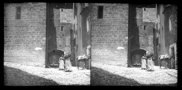 Carrer de Salàs de Pallars amb part de la muralla , dones i un ase