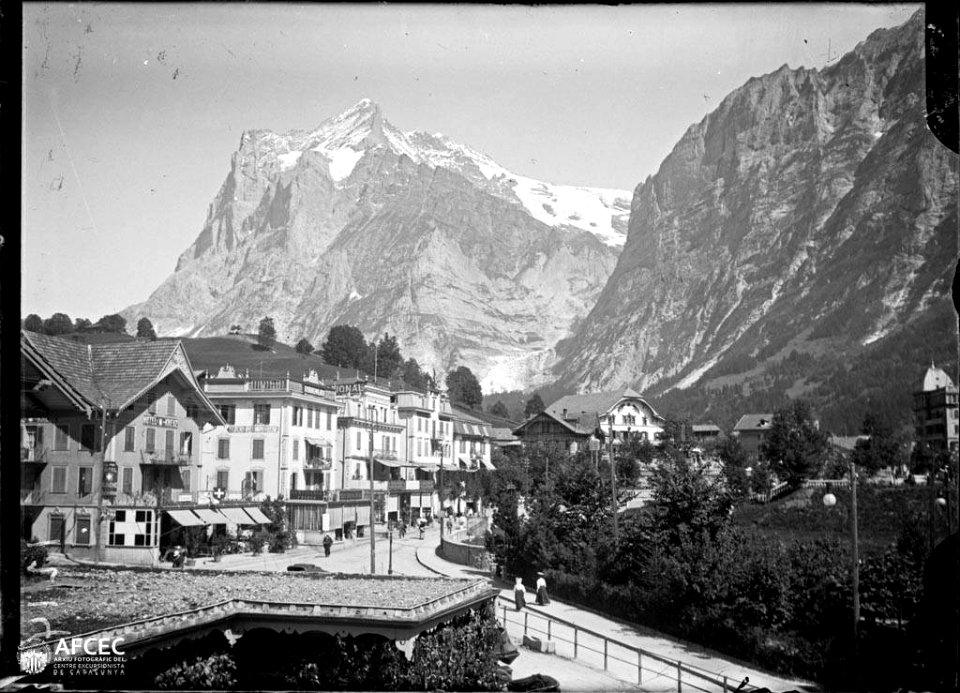 Carrer de Grindelwald amb gent i el Wetterhorn al fons