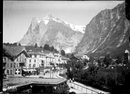 Carrer de Grindelwald amb gent i el Wetterhorn al fons