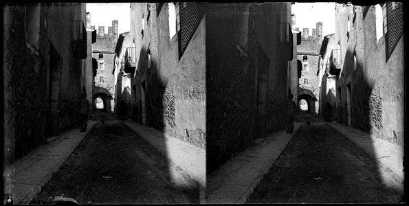 Carrer de Torroella de Montgrí amb un home