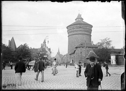 Carrer de Nuremberg amb una de les torres de l'antiga muralla