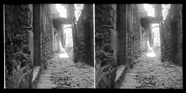 Carrer empedrat del poble d'Àger