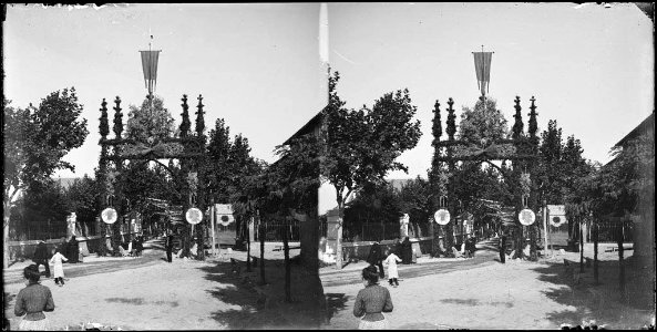 Carrer decorat per a una processó a Sant Julià de Vilatorta i alguna gent