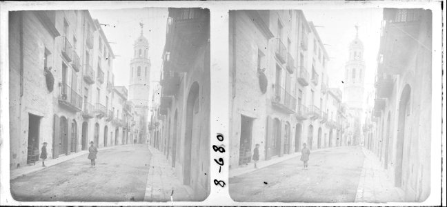 Carrer i campanar d ' una església de Vilanova i la Geltrú